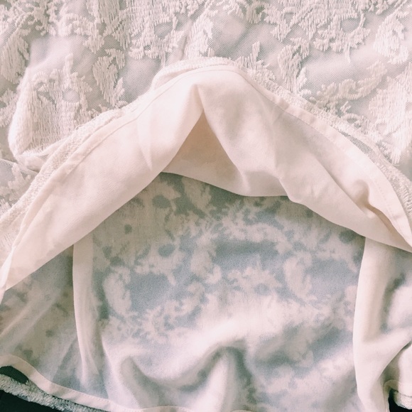 ASTR Cream Lace Bell Sleeve Top - Size XS - Picture 4 of 6